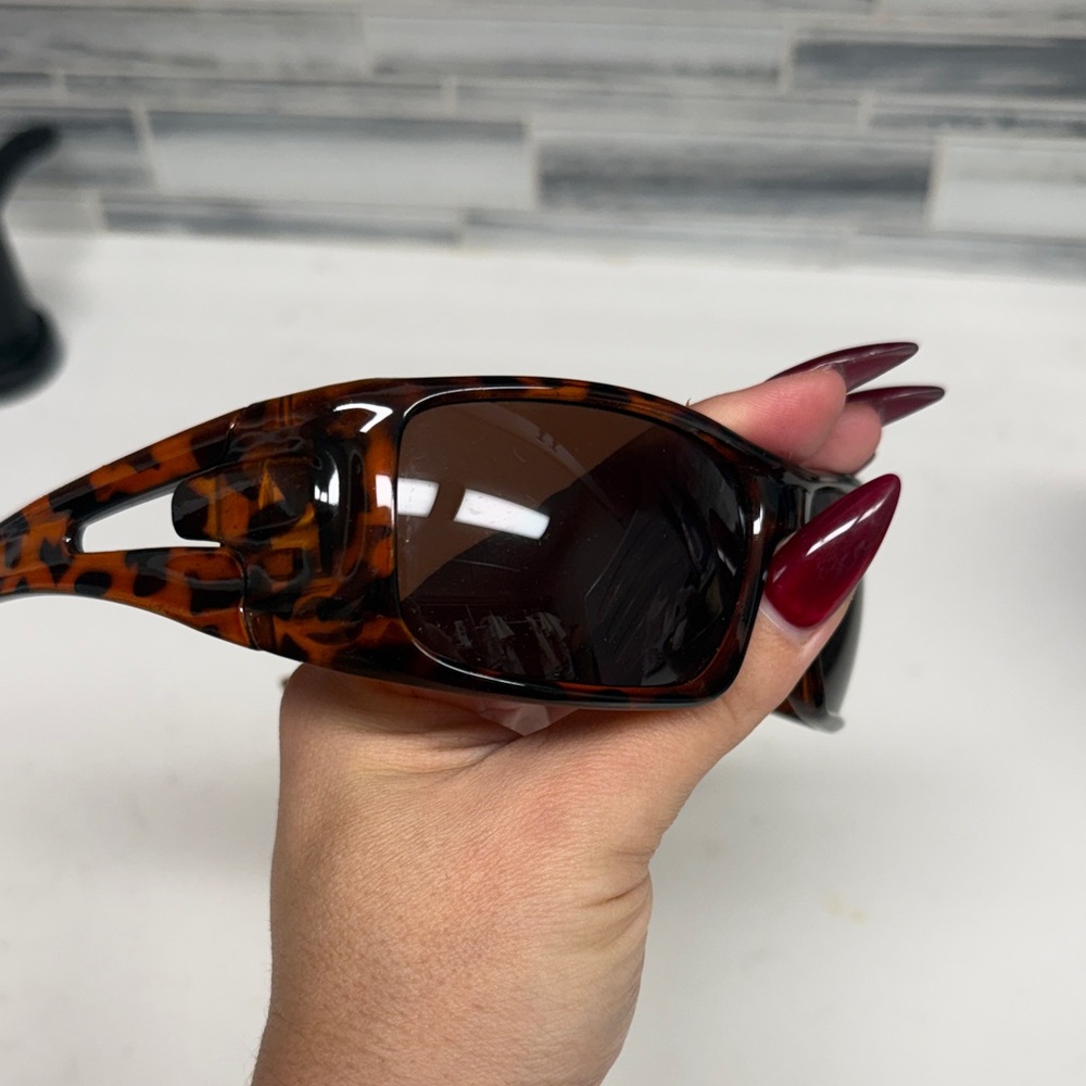 Elegant Tortoise Shell Sunglasses - Picture 4 of 14